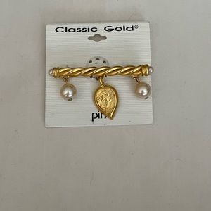 Classic Gold Pin, Gold with pearls, owl carved charm good condition